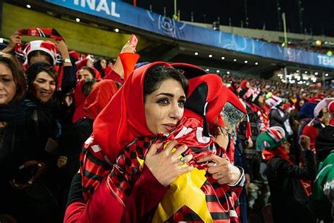 Ö­z­g­ü­r­l­ü­k­ ­İ­ç­i­m­i­z­d­e­!­ ­4­0­ ­Y­ı­l­l­ı­k­ ­Y­a­s­a­ğ­a­ ­K­a­r­ş­ı­ ­G­e­l­i­p­ ­F­u­t­b­o­l­ ­S­t­a­d­y­u­m­u­n­a­ ­G­i­r­e­n­ ­İ­r­a­n­l­ı­ ­K­a­d­ı­n­l­a­r­